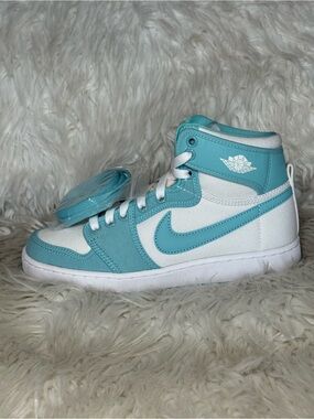 Air Jordan 1 High Bleached Aqua DS WMNS 7.5 OG Box + Extra Laces Never Worn